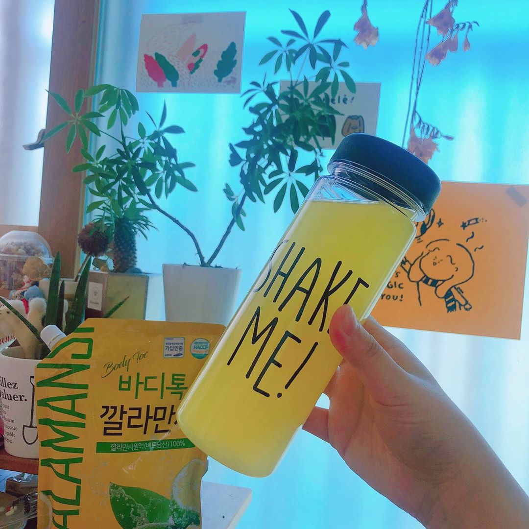 @jayooomiing on Instagram: “커피 못먹는 비극적인 몸뚱이에 내린 한줄기 빛...✨✨다들 커피로 잠안깨면 뭘로 잠깨냐고 하는데 깔라만시 먹으면 눈이번쩍귀가쫑긋>_< 전 직장 다닐때부터 책상 밑에 놔두고 탄산수에 태워먹었지롱🍋🍋🍋 . . . #닥터루트 #drroot #바디톡깔라만시…”