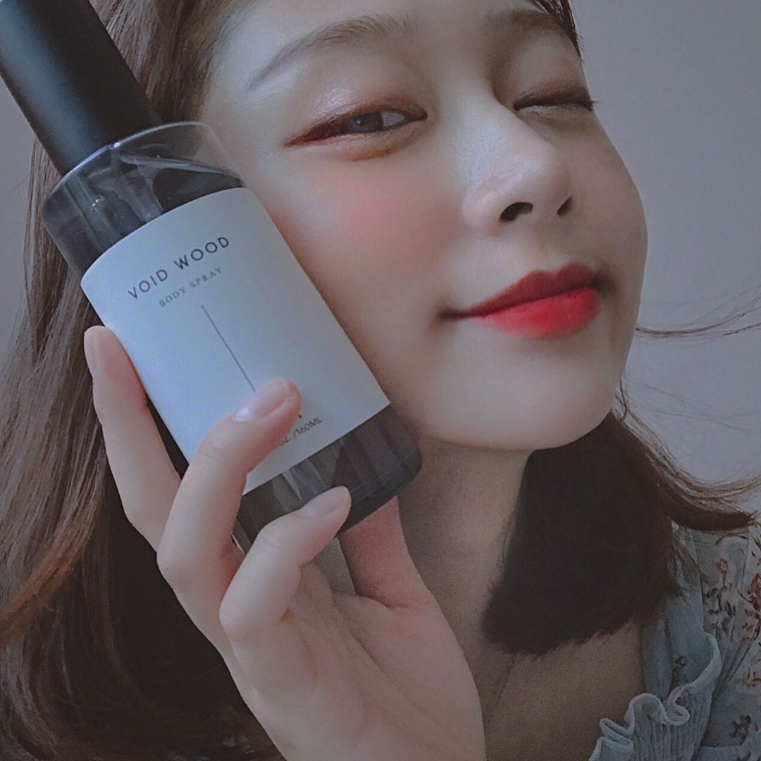 경언 on Instagram: “숲속에 있는 듯한 샌달우드와 바닐라항이 매력적인 바디스프레이🍀 은은하고 산뜻한 보습감이 딱 죠앙🥰 알러지 free 제품이라 민감성 피부에도 추천! . . . #에이딕트 #보이드우드 #바디스프레이  #샌달우드 #바디미스트 #우드향 #바디케어 #바디퍼퓸…”