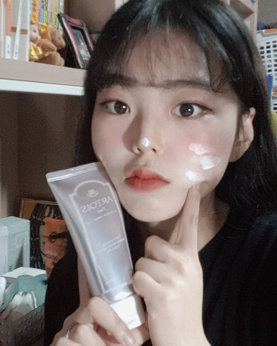 손진향(햄뽀) on Instagram: “찾았다 내 인생 톤업크림 #아르투아톤업크림 ㆍ 찝찝한거 싫어하는데 보송하고 로션처럼 부드럽게 발리고 향은 은은한 파우더향이에요 톤업 크림 많이 써봤는데 써본거중에서 진짜로 제일 존좋 ㄹㅇ... 급하게 나가야할때나 잠시 외출할때  마스크 안 껴도…”