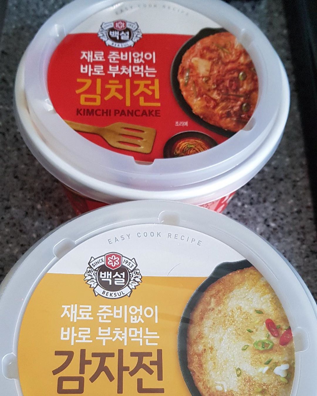 윤혜지 on Instagram: “집에서 편하게 #감자전 #김치전 만들어 먹긔-𖤐 믹스 자체가 나와서 너무 편하당 ㅠㅠ 감자전은 일단 엄청 쫀득하구 김치전은 진짜 김치맛이 살아있음! 😊💯 . . 감자전믹스+김치전믹스 반반하면 완전 황금비율 꿀팁! . . #요리스타그램 #감치전…”