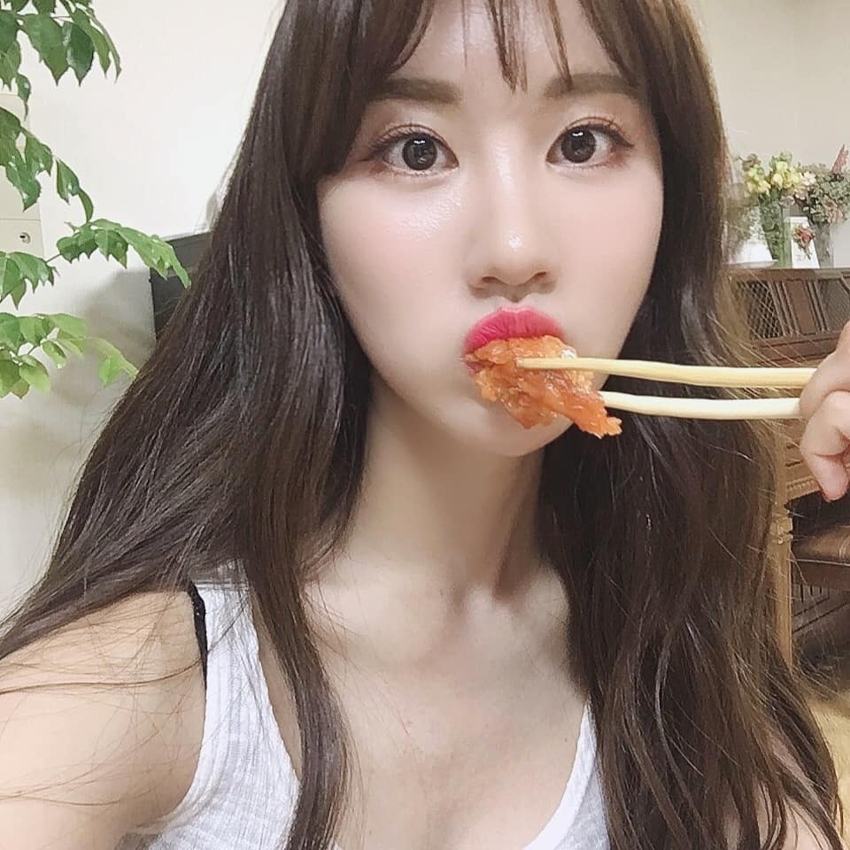 박은수 on Instagram: “어제 야식으로 호롤로 해먹은 김치전,감자전 컵라면먹듯이 용기에 봉지만 뜯어 털어넣고 선에 맞춰 물만부으면 반죽완서엉🤘 김치도 꽤 들어있구 감자전도 완전 쫀득쫀뜩 전만들기가 라면보다 더 쉽다잉😚 맛있엉! . . . #백설감자전 #백설김치전…”