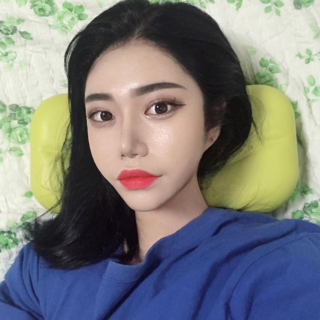 경아 on Instagram: “소개할게 ㅋ 나의새로운 파트너야🤥
요즘 허리도 안좋고 자고나면 목아파서 문제였는데 허리하고 목에 좋다니까 개이득 ㅠㅠ 비싼 값 하네 내처럼 자세 안좋은사람들한테 추천😎
.
.
.
.
#베개추천 #기능성베개 #꿀잠베개 #꼬북베개 #라이프굿즈 #자세교정”