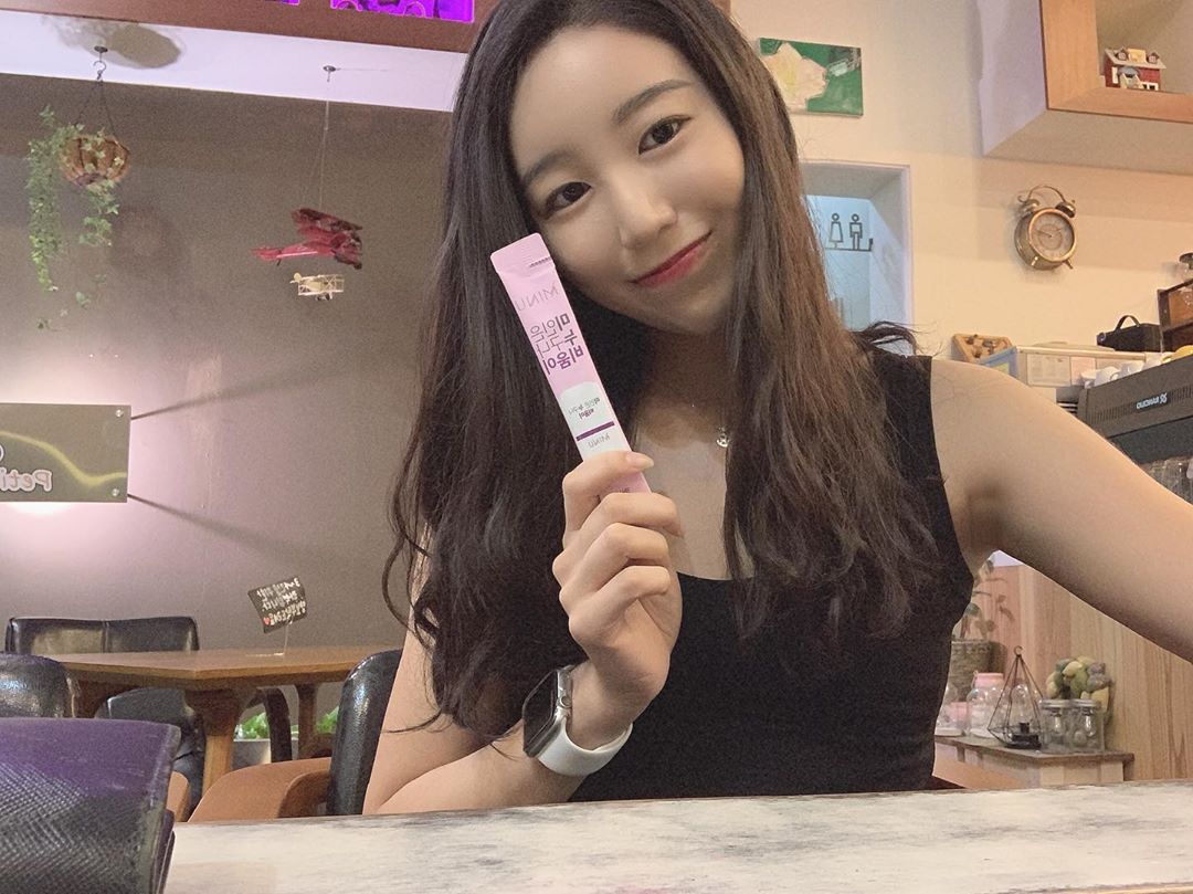 심수민 on Instagram: “평소 많이 먹는 내가 많이 못 먹는 날이 있다면 이건 무조건 내 속이 더부룩하기 때문이었지,,, 하지만 선미의 식이섬유로 유명한 ‘비움이’로 모두 해결!! 매일 들고 다니면서 한 포씩 먹으니까 더부룩함이 뭔지 까먹은 지 오래😊 펙틴,…”
