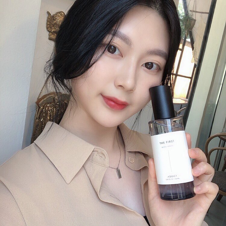 ᴀᴄᴛ   ҉*\٩( ๑•̀o•́๑ )و /*҉ on Instagram: “이번에는 더 퍼스트 향 🧚🏻‍♀️ . . . @addict.kr  부드럽고 은은하면서 머스크 + 샤프란 향 ! 산뜻한 보습감, 알러지 free 제품 ! 개인적으로 남자분들에게도 잘 어울릴 것 같아요 (๑˃̵ᴗ˂̵) #에이딕트 #더퍼스트 #바디스프레이…”