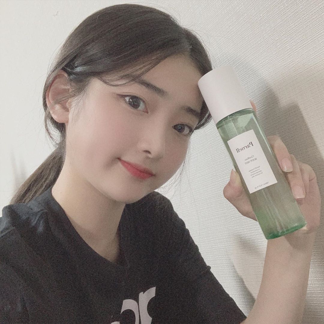 예리 on Instagram: “파넬 시카마누 바디미스트🌿 트러블 생기기 쉬운 여름에 가슴여드름에도 좋은 등드름미스트에용 병풀추출물, 마누카꿀 등이 함유되어 있어 싱그럽고 달달한 향과 함께 뿌릴 수 있구 180도 어느 방향으로 뿌려도 잘 분사된다 .. 바디미스트 추천은 무조건…”