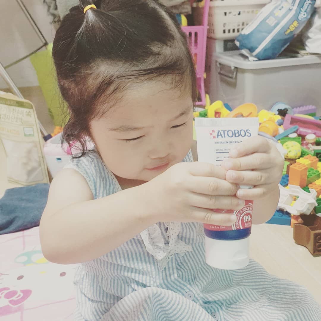 꼰지&쭈니맘 on Instagram: “#천사연구소 #아토보스 #아토보스썬크림 #유아썬크림#선크림추천 #베이비썬크림 #atobos#리뷰쉐어#썬크림스타그램 #ad#베이비그램#아기스타그램#남매스타그램#선크림#무상제공by천사연구소#육아#소통#인스타#자외선차단제#아기선크림#소통해요 . .…”