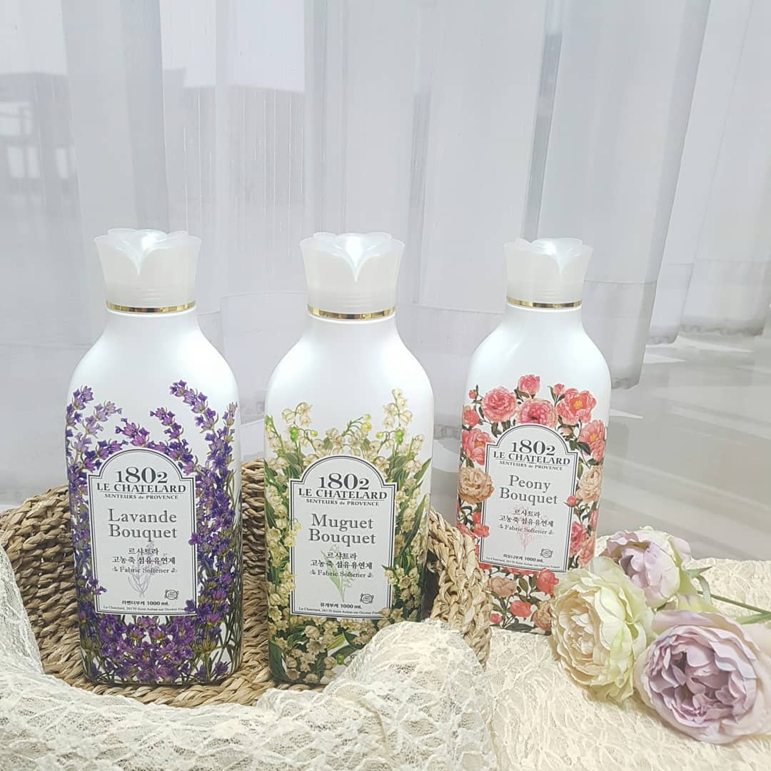 마늘똥 on Instagram: “프랑스 프로방스의 향을 담은 #르샤트라#섬유유연제  빨래한 후 집안에 꽃 향기 가득~~~💐 프랑스 프로방스지역에서 수확한 에센셜오일이 함유되어 향기가 오래지속된다고해요  다른향들도 다 좋았지만 갠적으로 뮤게부케향이 좋더라구요^^ 3가지 향으로…”