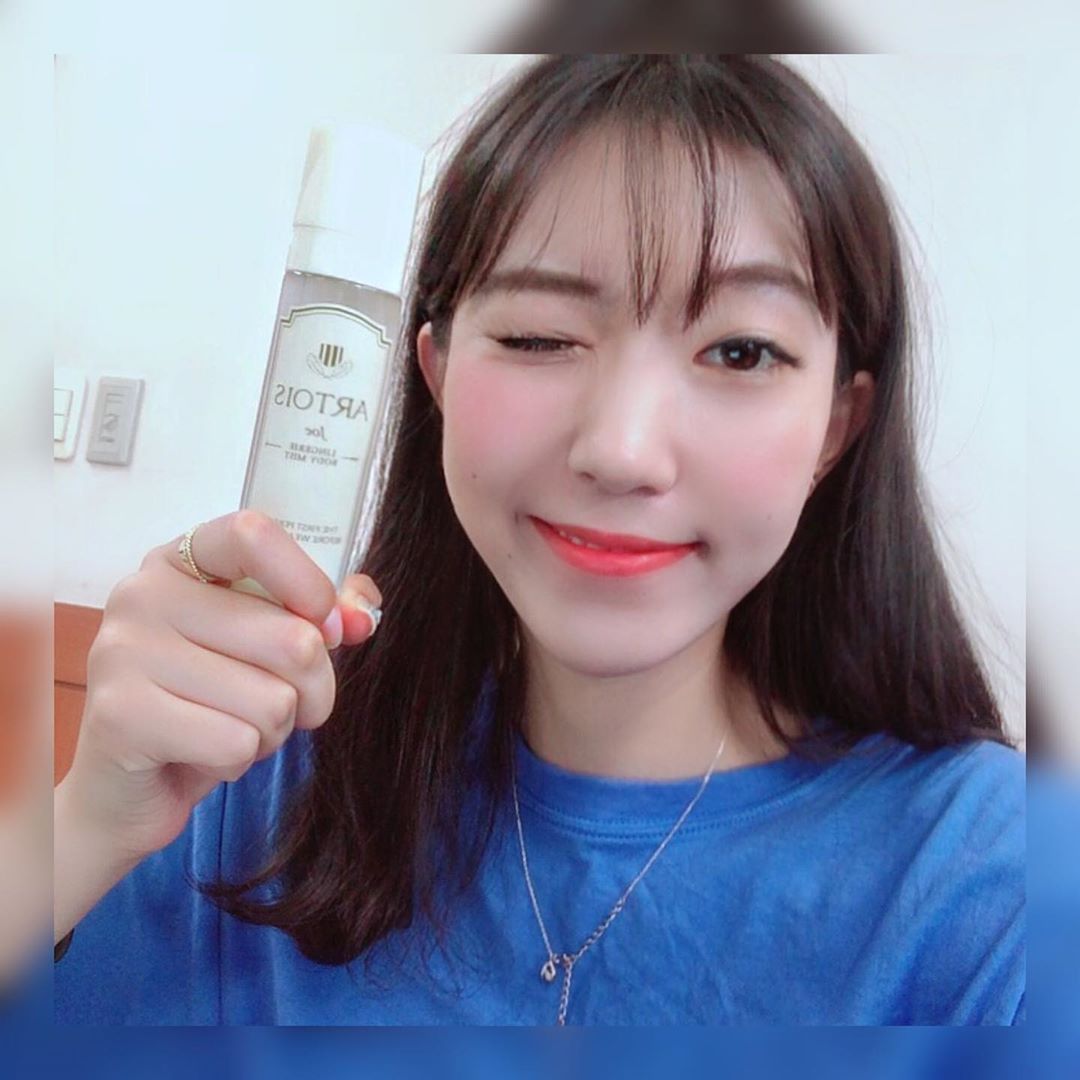 🇰🇷김 ㅎ 련 (8) on Instagram: “요즘 가벼운 향 찾고 있었는데 드뎌 찾은듯,, 숲속에 와 있는 기부니랄까,, 싱그럽다는 말이 찰떡잉,, 그래서 나는 요즘같은 장마철에 필수 향수 되벌임😭✰ 7월15일에는 100원 썬젤도 판다던데,,…”