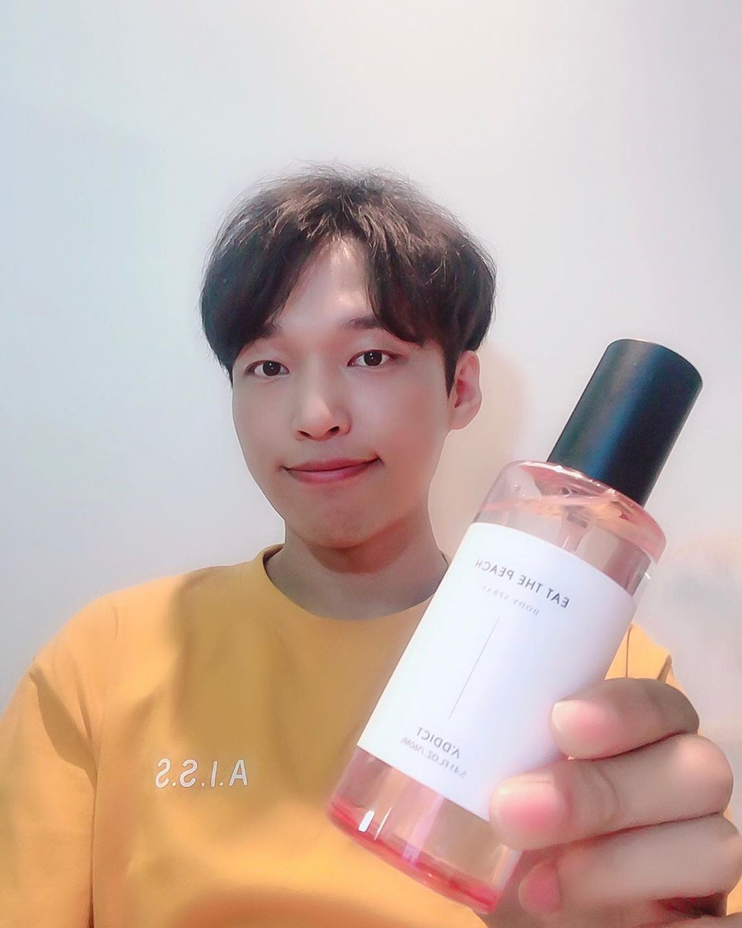조재완/블루스CEO on Instagram: “요즘 기분에 따라 뿌리는 향수🤟 . . . . . 달달한 복숭아 향과 묵직한 우드 향취가  매력적인 바디 스프레이!! 샤워 후 산뜻한 보습감과 알러지free제품으로  민감성 피부도 걱정없이 칙칙!!! 사용가는 분사력도 최고!! 지속력 최고!!…”