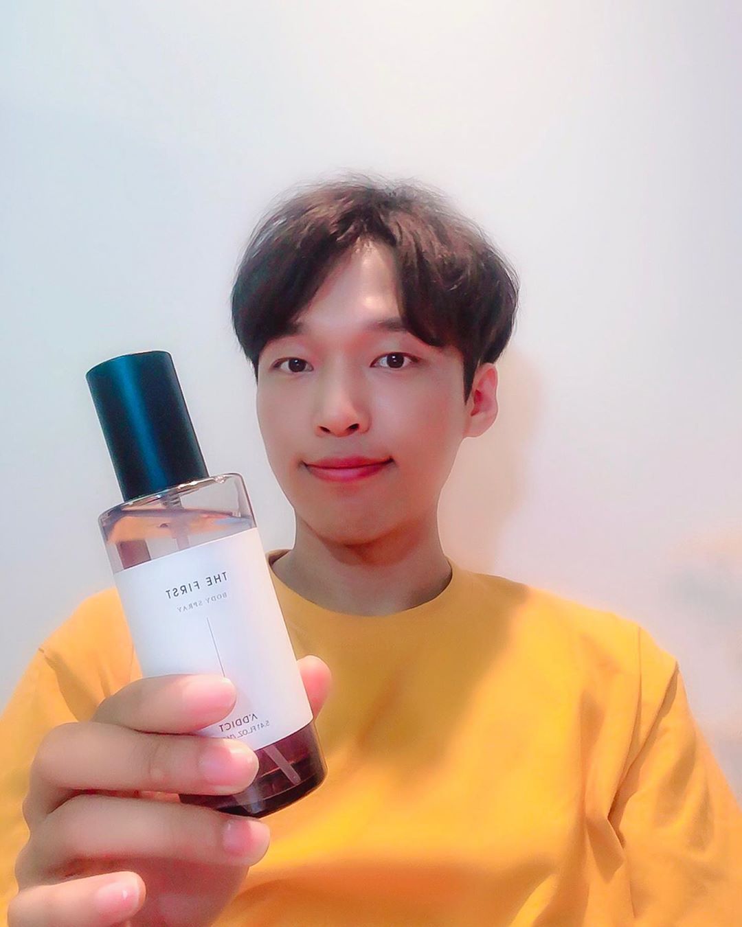 조재완/블루스CEO on Instagram: “요즘 포근한 느낌 댄디룩에 자주뿌리는 향수!! . . . .  부드럽고 은은한 머스크향과  샤프란을 느낄 수 있는 바디 스프레이!! 샤워 후 산뜻 한 보습감과 알러지free 제품으로  민산성 피부도 걱정없이 사용가능 Ok👌 여름철에 꾸안꾸패션에 방금…”
