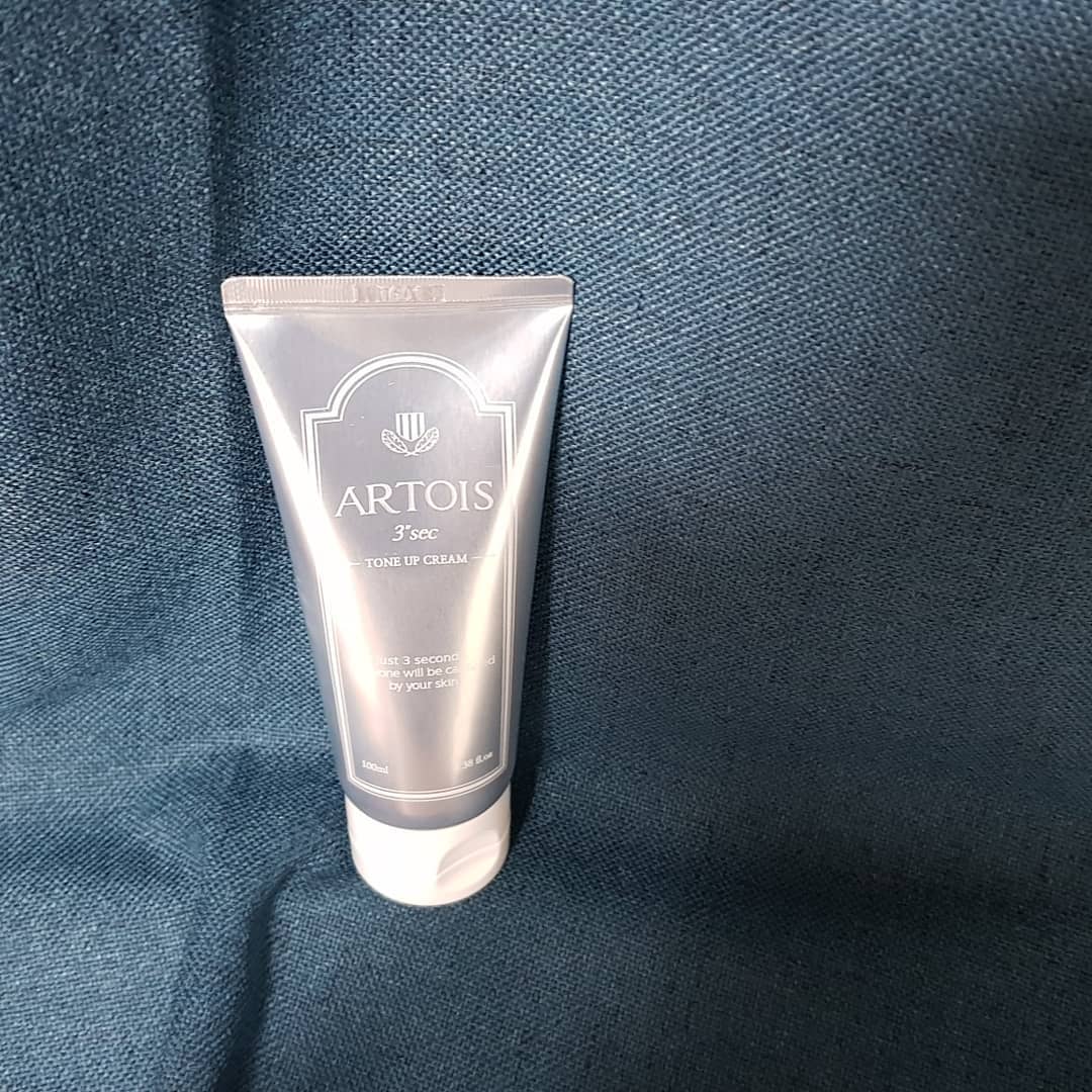 💛 🅹🅸 🆈🅾🆄🅽🅶 💛 on Instagram: “자연스럽고 밝게 톤업하고 싶어  get 한 ✴아르투아 톤업크림✴ . 촉촉하고 밀림이 하나 없어  메이크업 베이스하기에도 좋당~~~ 뽀송뽀송한 발림에 ~~ 굿굿❤ . 피부톤에 맞춰 한톤이 더 밝아진것 같당~~~ 촉촉하게 맑아지는 느낌~~ . 향도…”