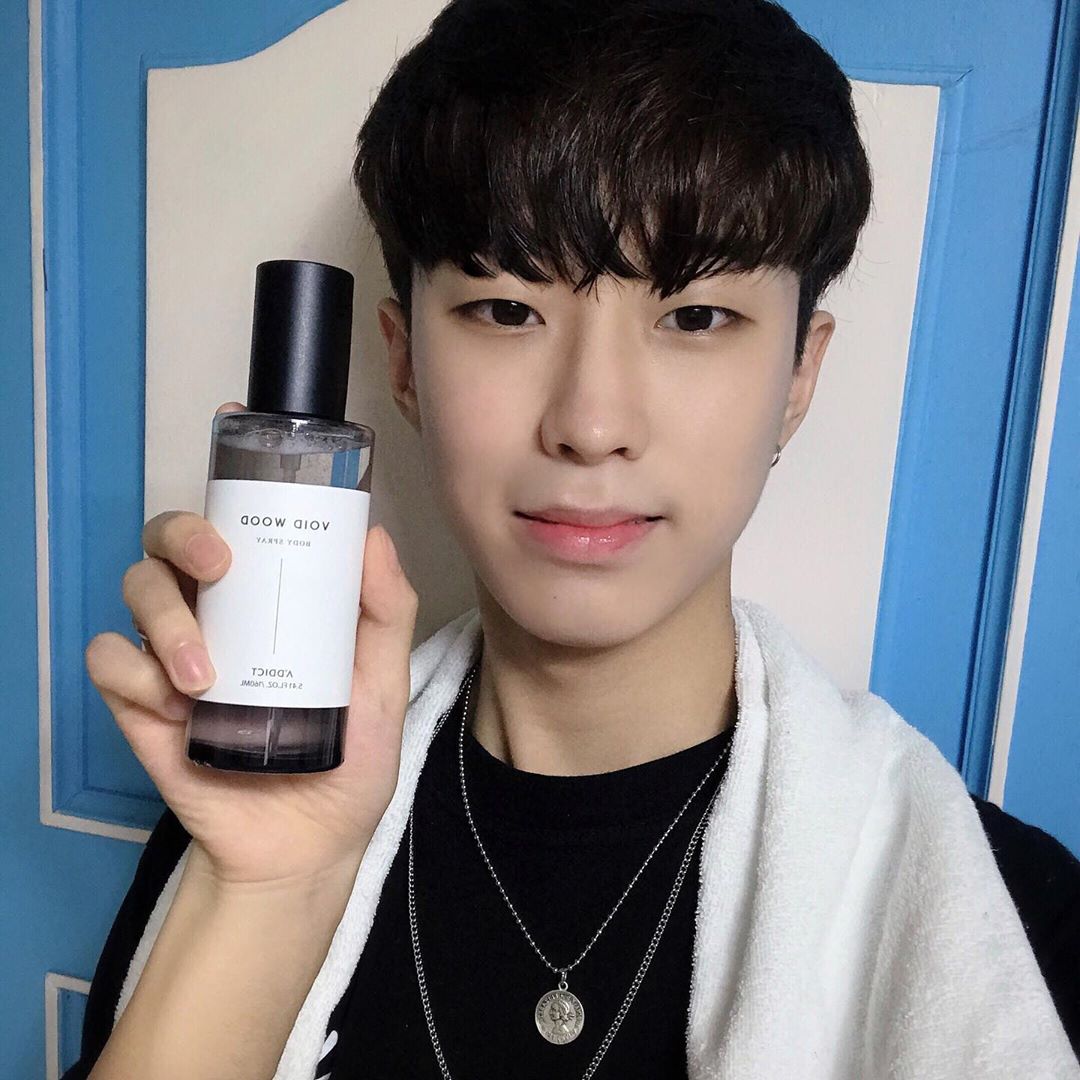 김혜성 on Instagram: “샤워 후에 바로 뿌려주는 바디 미스트🧖🏻‍♂️ 에이딕트 보이드 우드 🌿 - 바디 미스트라 독하지도 않고, 은은하면서, 몸에 로션 바르기 귀찮아 하는데 산뜻하게 보습력도 챙겨줘서 일석이조🥺 - 따로 향수 안뿌리고, 바디미스트만으로도 향이 오래가서…”