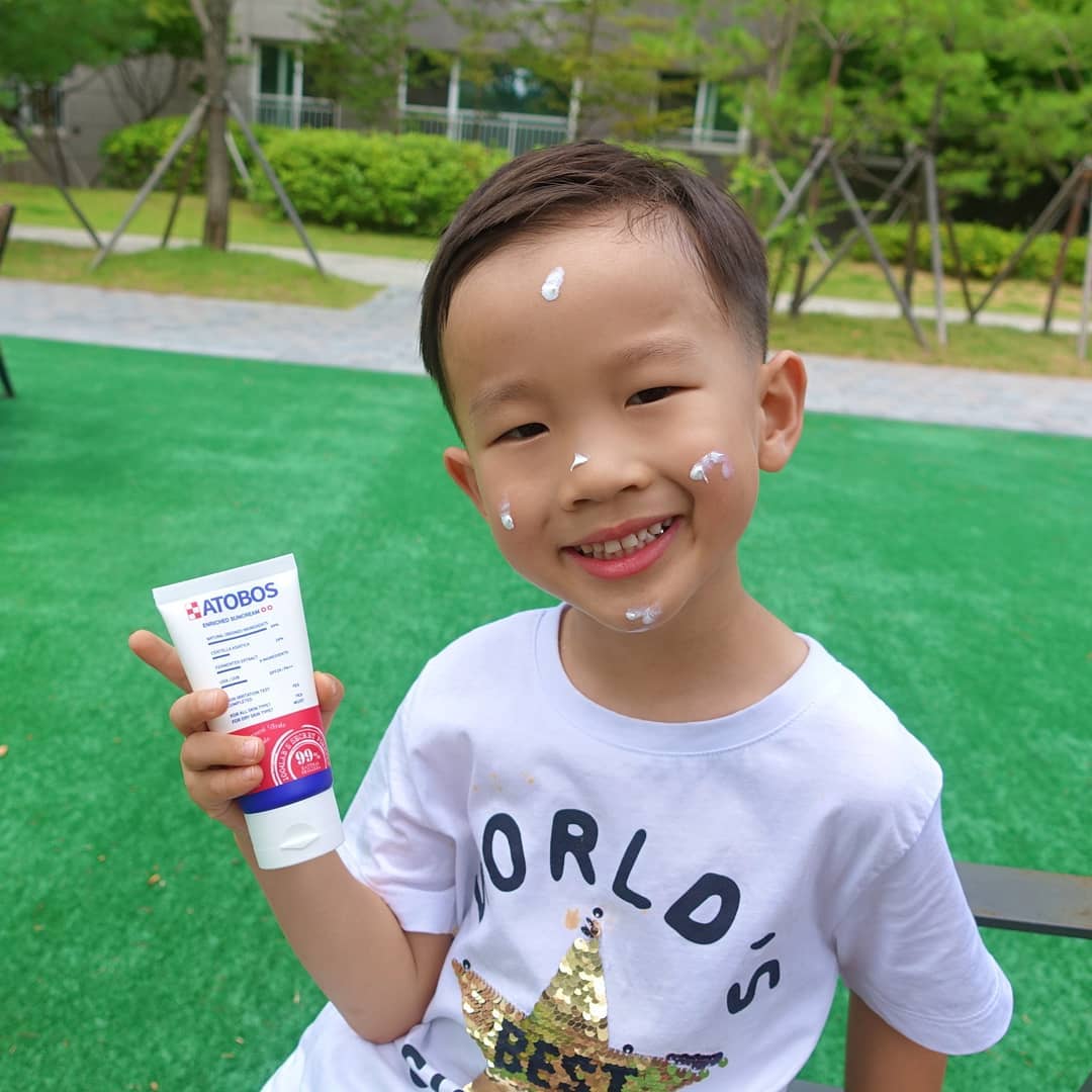 사랑둥이 on Instagram: “#육아 . 엄마와 아이가 같이 쓰는 저자극 #아토보스썬크림. 무기자차 썬크림인거 꼭 체크하기! . 성분표 보니 더 믿음이가는 #유아썬크림. 로션처럼 부드럽게 펴발리고 끈적임 없이 흡수 완료! . 7월15일에 썬젤을 100원에 판다는 소식!…”