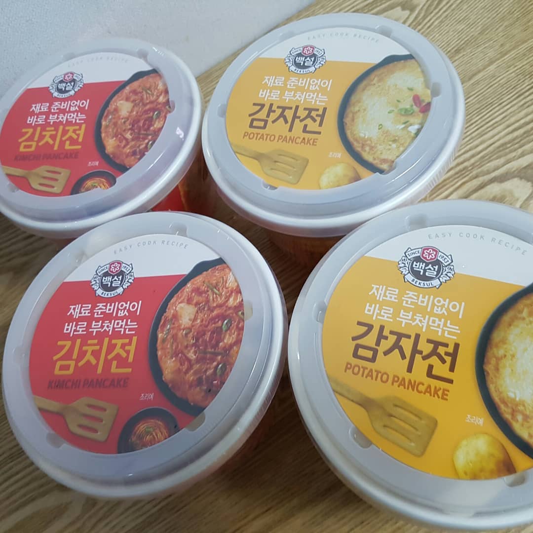 닥터믕 on Instagram: “불금을 즐기고 싶은데, 냉장고에 딱히 땡기는게 없다...또르르...... 이때 떠오른 백설 컵전!!!!!! 나 감자전 너무 좋아하는데, 특히 비오는 날 전 먹는거 진짜 좋아하는데,  감자 씻고, 깎고, 강판에 갈고, 물조절해서 구워내는 그 과정을 해…”
