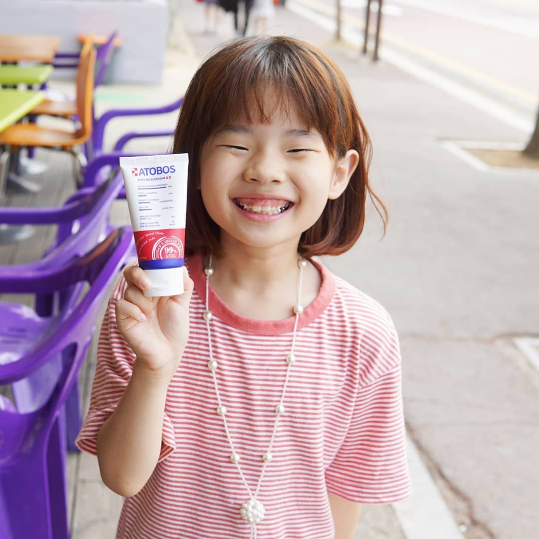 쏘별자매 on Instagram: “_  우리 공주 등원 필수품~ 하얀 피부라 타면 바로 티나서  늘 발라주는 #선크림  어린아이부터 성인까지 OK! 저자극, 유기농 병풀추출물 함유, 9가지 천연유래 발효추출물, 17가지 자연유래성분 그리고! 무기자차 썬크림이라 아이들에게  넘…”
