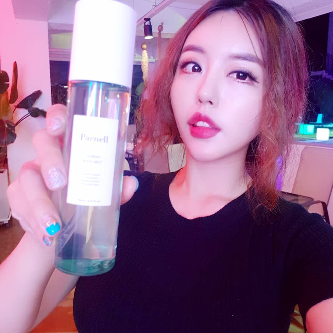 김 현아🇰🇷 Hyeon ah Kim on Instagram: “요즘 너무 피곤해서 짝눈이 갈수록 심해지나봐ㅜㅜ.... 잠 못 자서 푸석푸석해지는 피부에 요거!! #좋아요 파넬 시카마누 바디 미스트! 끈적끈적한 여름에는 몸에도 트러블이 나니까!  향이 없어서 뿌린 후에도 깔끔하고 간편한 피부관리 아이템💚 ㆍ ㆍ…”