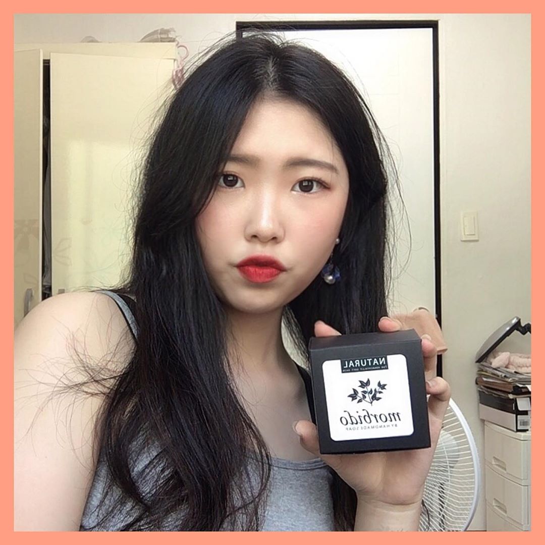 박은진 on Instagram: “🌟사춘기피부,닭살피부 모공관리🌟 위쪽은 맑은피부를 위한 자몽비누가아래쪽은 사춘기피부,지성피부,모공청소를 위한 블랙스톤비누가! 한가지로 두가지 효과를 볼수있는[스킨360]모드비도 사춘기 닭살비누❤️…”