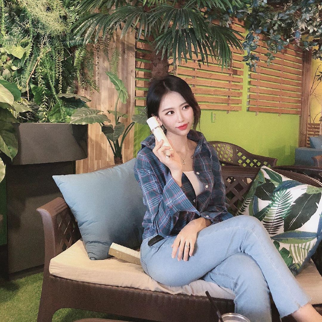 @hyeaomi on Instagram: “옷보다 먼저입는 밀착향수 🌱아르투아 🌱 식물성에다 인위적이지 않아서 향이 은은하게 오래 유지되요  제꺼는 스위트 플로럴 ! 계속 맡고싶은 향 넘무조아 😍❤️ #바디미스트 #향수추천 #아르투아바디미스트 #아르투아 #좋반 #좋아요반사 #첫줄 #일상…”