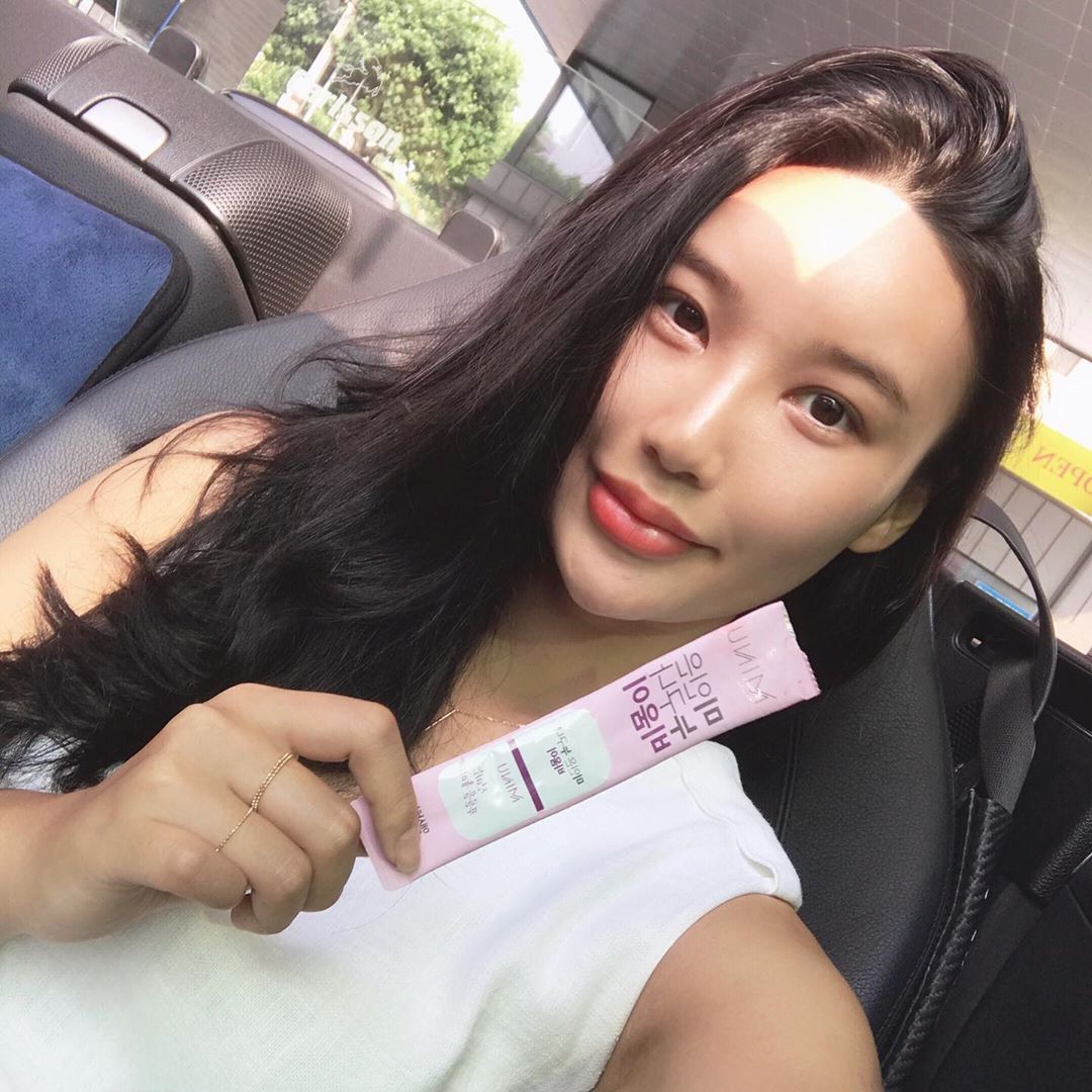 Hye Rin22 on Instagram: “푸룬이 이렇게 맛있을수가 있다니😬
몸에 좋은건 진즉에 알구있었구..
하루 한포 외출하기전에 쭈욱 짜먹으면되니 너무먹기좋구!!
다이어트 할때 먹음 효과가 두배일듯!!
#미누 #비움이 #미누비움이 #푸룬 #식이섬유 #쾌변 #변비”