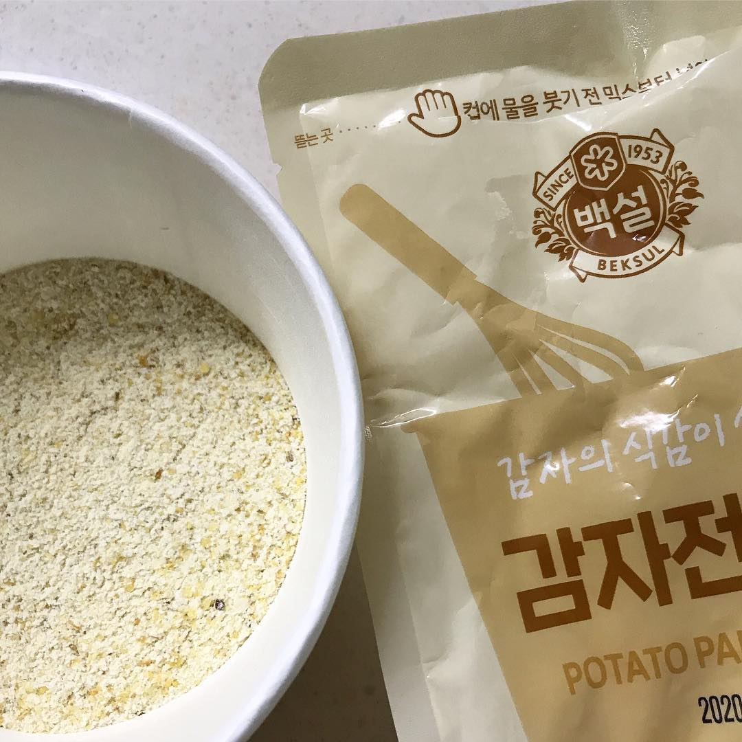 민 죠이 🇰🇷 on Instagram: “재료준비 없이 쉽고 간편한 CJ제일제당 백설 컵전! 재료가 모두 들어있어 별도의 준비없이 바로 요리가 가능하며 컵 안의 물 선만 맞추면 누구든지 만들어 먹을 수 있다! 제품 하나당 2인분 분량 (๑•̀ㅂ•́)و✧ ✔️고소함과 쫀득함이 살아있는 감자전…”