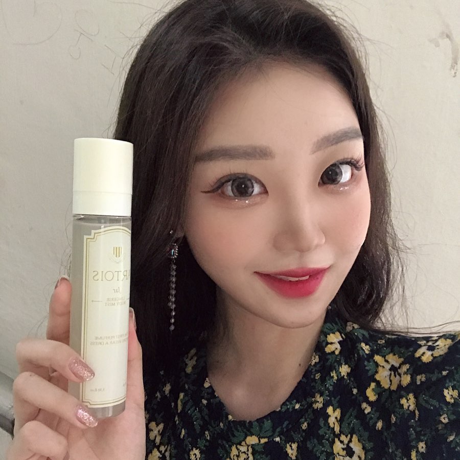 전유현 on Instagram: “샤워하고 제일 먼저 입는 #아르투아 바디미스트  하루종일 지속되는 밀착향기 넘조와,, 착한 성분이라 안심하고 듬뿍 뿌릴수 있다 ♥  달달한 꽃향 + 스위트플로럴 외출할 때도 가방에 쏙 !  그리고 , 베이비 선크림으로 나온 제품이 반응이 좋아…”