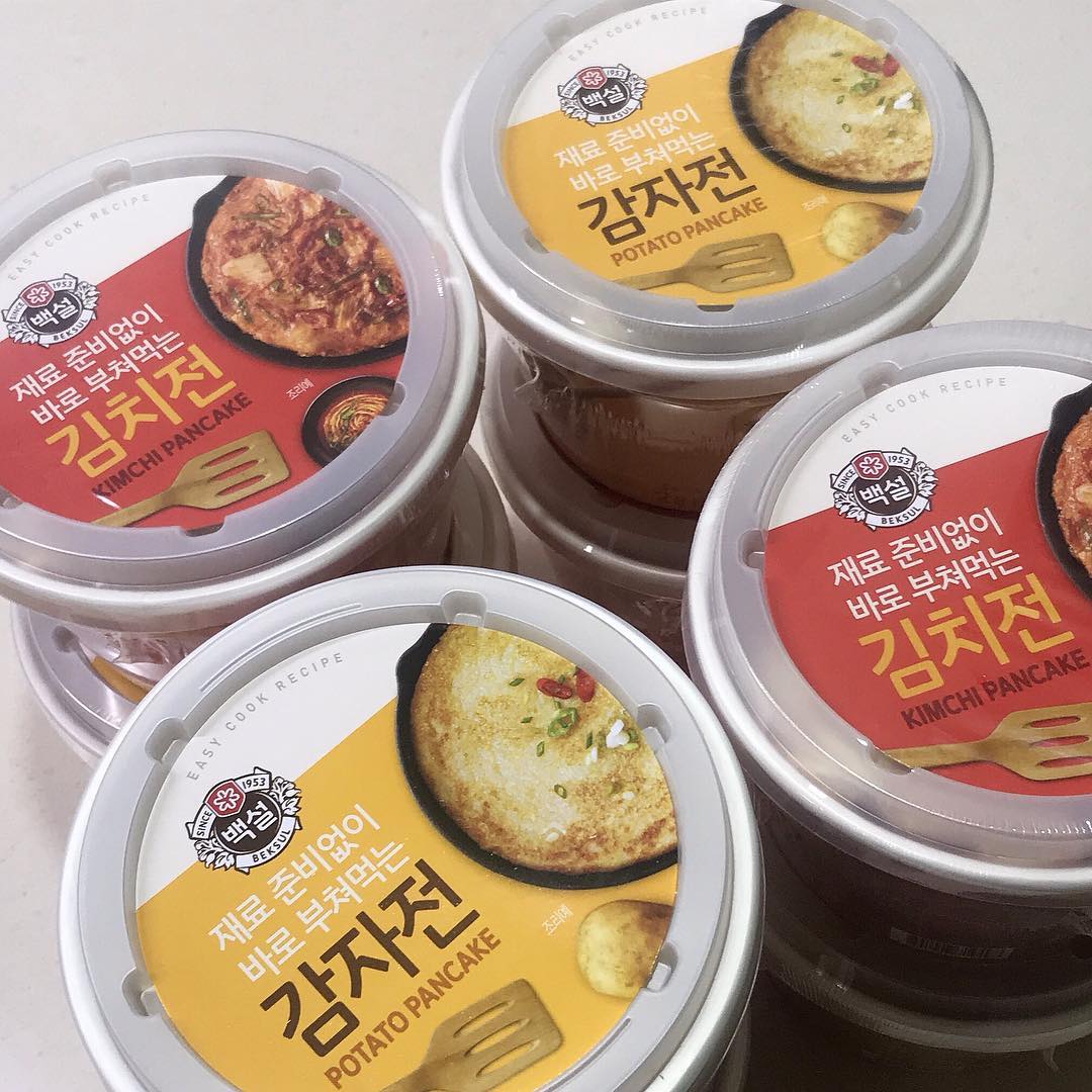 민 죠이 🇰🇷 on Instagram: “재료준비 없이 쉽고 간편한 CJ제일제당 백설 컵전! 재료가 모두 들어있어 별도의 준비없이 바로 요리가 가능하며 컵 안의 물 선만 맞추면 누구든지 만들어 먹을 수 있다! 제품 하나당 2인분 분량 (๑•̀ㅂ•́)و✧ ✔️고소함과 쫀득함이 살아있는 감자전…”