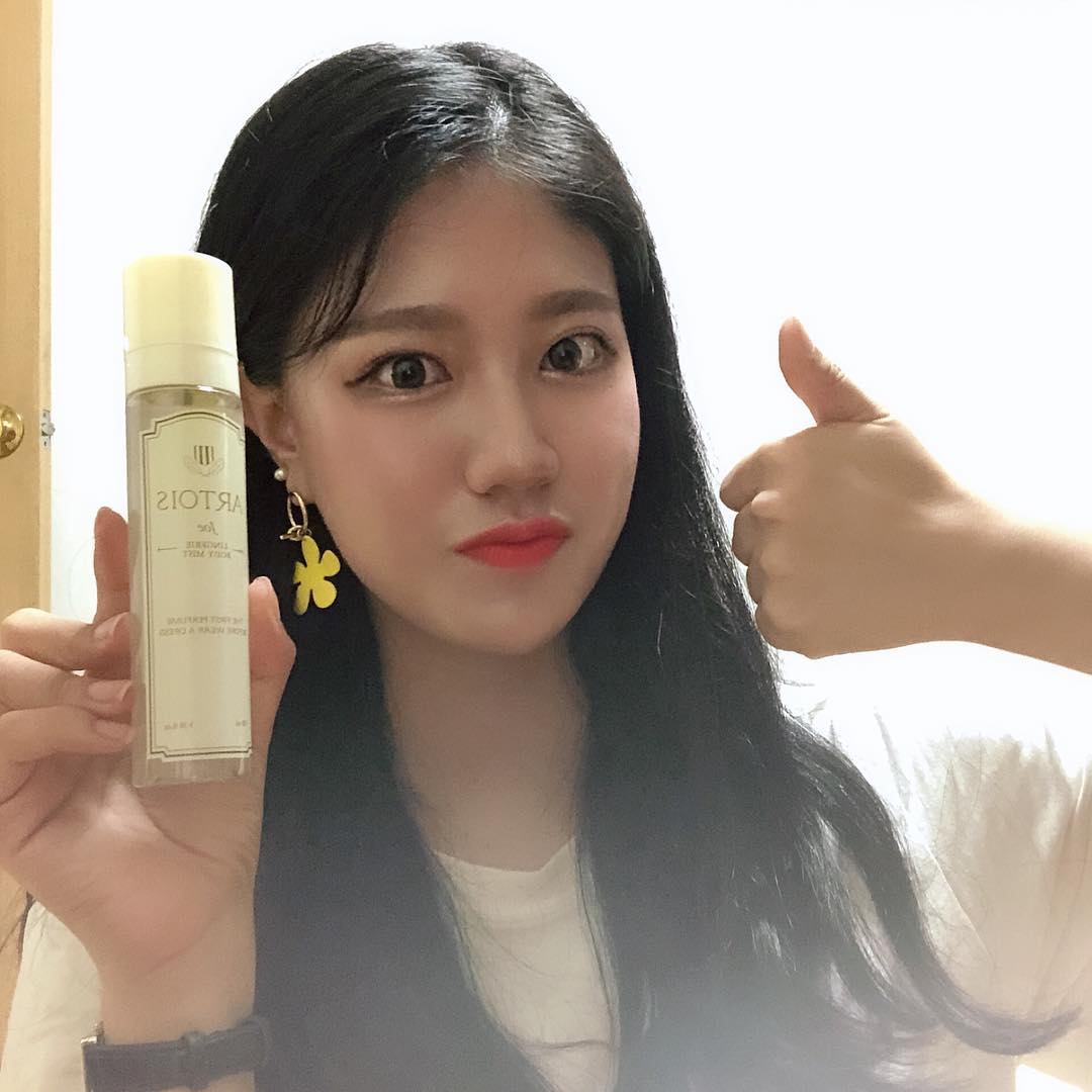 최혜원23 on Instagram: “여름에 뿌리기 좋은 바디 미스트🍃 ✔️향수는 부담스러우신 분들 ✔️땀을 많이 흘리시는 분들  추천합니당 🌿  #천사연구소 #아르투아 #아르투아바디미스트 #바디미스트 #입는향수 #란제리미스트 #향수추천 #여행필수템 #artois#여름향수”