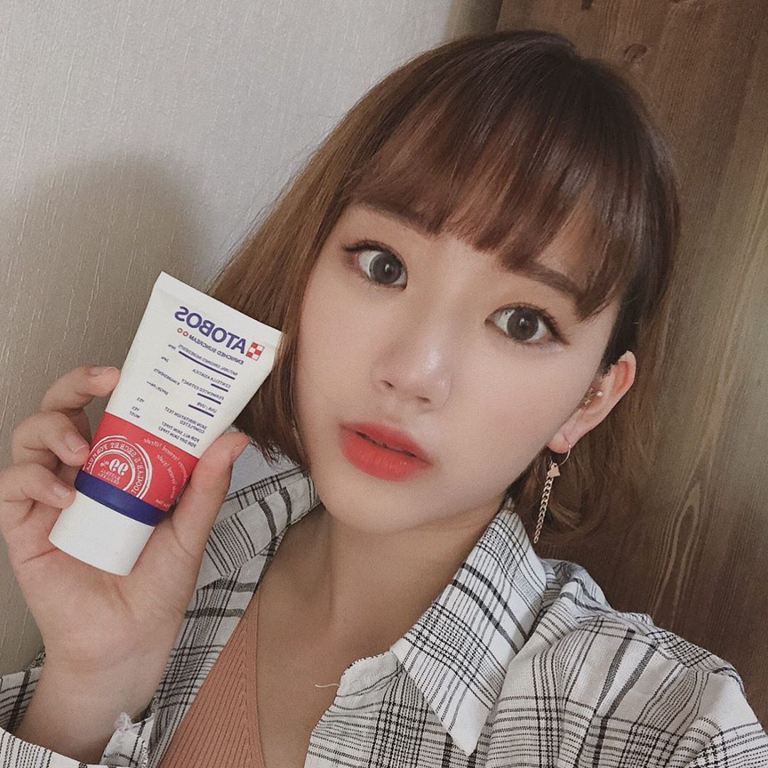 윤청미 on Instagram: “어린 아이부터 성인까지 사용가능한 저자극 썬케어 아토보스썬크림입니다.  유기농 병풀추출물 함유, 9가지 천연유래 발효추출물, 17가지 자연유래성분 (무기자차 썬크림 : 피부에 보호막 형성을 도와 자외선을 반사시키는 원리 ) 아무래도 어린이들도 쓰는…”