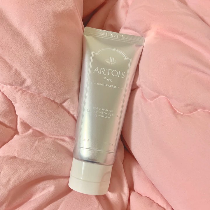권하정 on Instagram: “[ 아르투아 톤업크림 ] . . . 4일동안 사용해본 결과 제가 이때까지 써봤던 타사 톤업크림, 미백크림과는 달리 특유의 장난감 화장품 냄새가 나지 않고 베이비 파우더 냄새가 나서 바를때 거부감이 들지 않았어요❤️ . . . 보송한 크림 질감으로…”