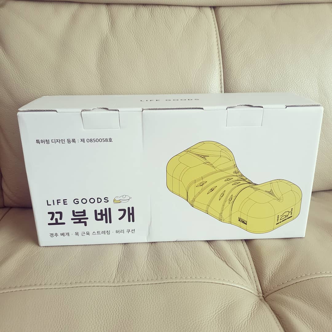 제나’s Instagram post: “#꼬북베개 . #거북목 & #라운드숄더 모두 심한 나에게 편안한 잠자리를 선물해준 요녀석 꿀잠은 물론 자세교정까지😃 요즘 내 최애템🧡 . . . . . #라이프굿즈”