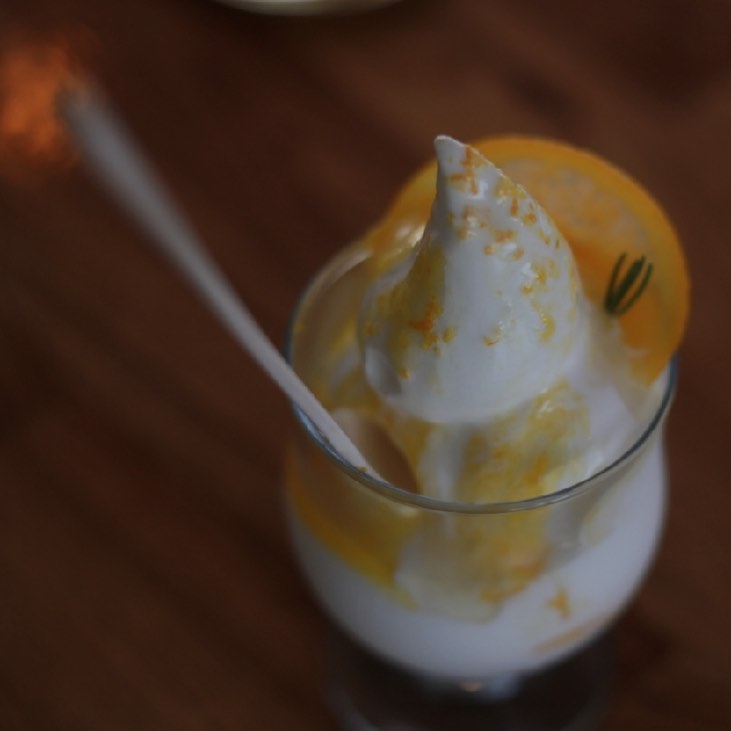 ᴴᵞᴼ ᴶᴱᴼᴺᴳ on Instagram: “여~윽시❕
한라봉아이스크림 JMT🧡💛
사장님이 직접 농사지은 한라봉➕유기농아이스크림🍦
•제주아이카페로 놀러오세유🥰

#한라봉아이스크림 #섭지코지 #성산일출봉카페 #제주아이카페 #제주i”