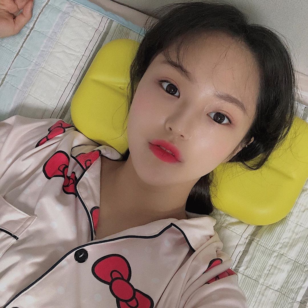 이지은 (22) on Instagram: “목건강에 좋은 꼬북베개 🐢💚 척추전문의사와 함께 개발한 베개로 바른자세 유지, 목 근육 스트레칭, 허리 쿠션으로도 사용이 가능한 제품 (˃̶᷄‧̫ ˂̶᷅๑ )  솔직히 처음 사용할 땐 약간 불편한 감이 있었는데, 평소 바르지 않은 자세 때문인듯…”