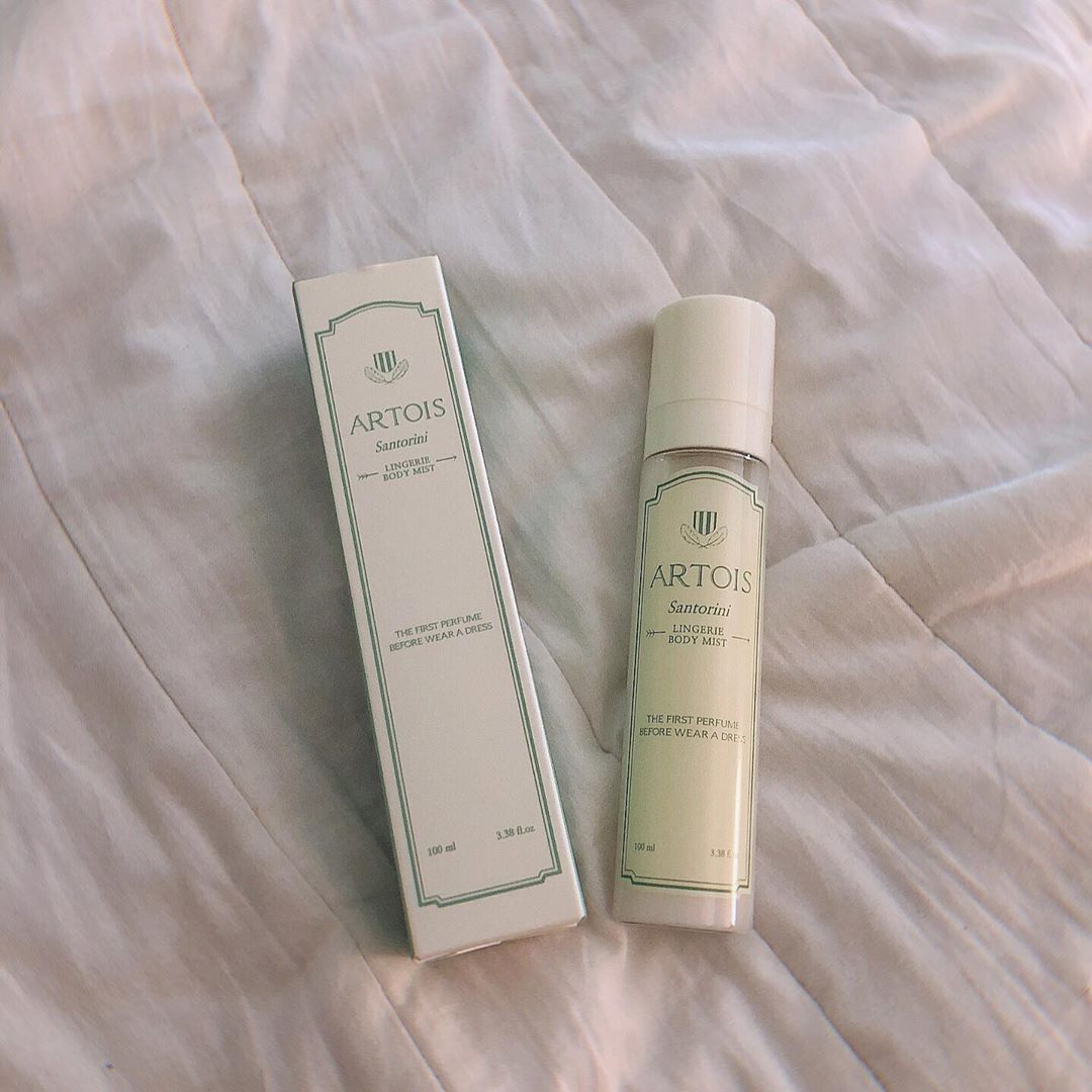 은  비 on Instagram: “⠀ ⠀ 💚 아르투아 산토리니 란제리 바디 미스트 💚 ⠀ ⠀ 싱그러운 풀향과 청량감이 감도는 아쿠아향입니당 🌿 향균 진정 보습에 도움을 주는 특허 성분으로 산뜻 촉촉하고 건강한 피부에 도움을 준답니당 ➖ ⠀ ⠀ #천사연구소 #아르투아…”