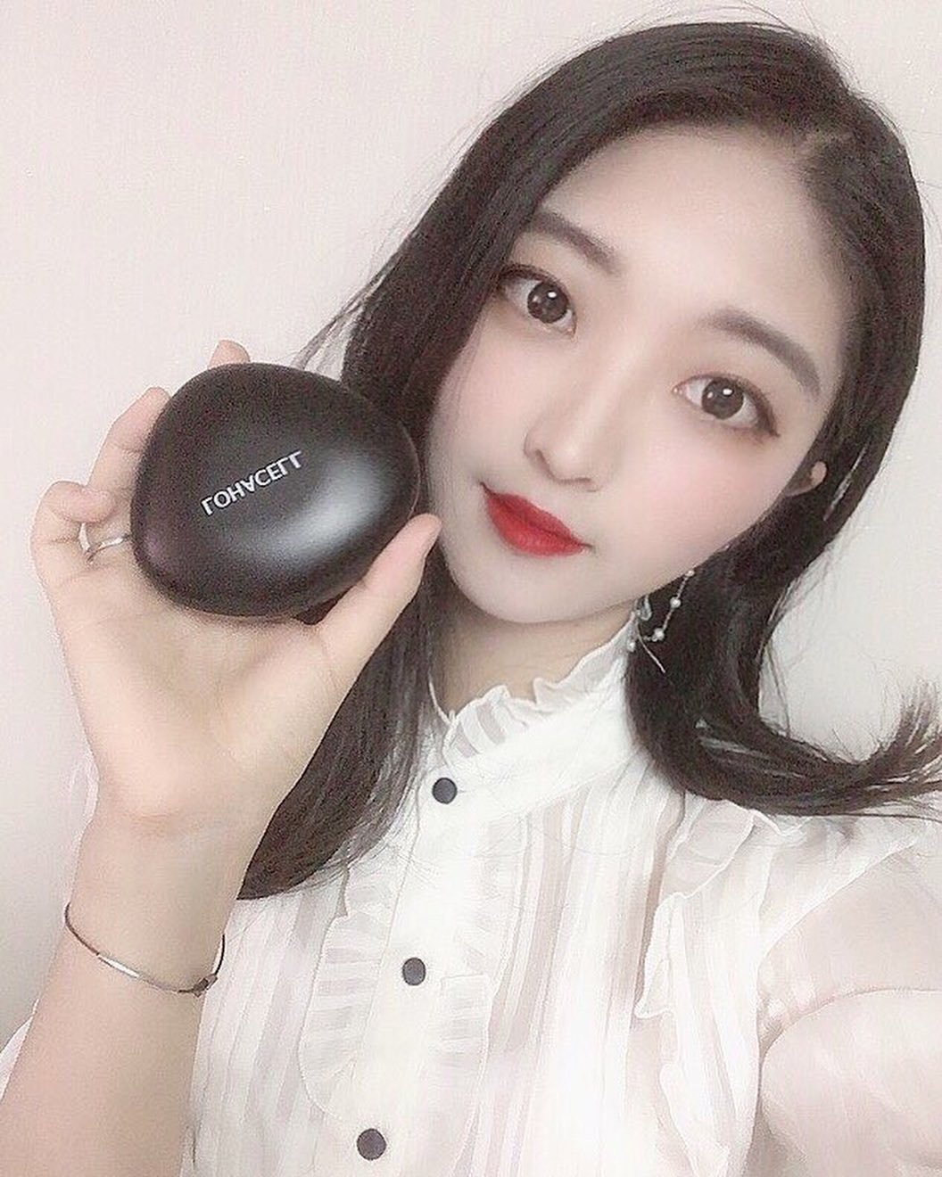 Colorist on Instagram: “모양부터 귀여워서 반해버린 #로하셀조약돌쿠션💜  위쪽 사진이 애프터 밑에 사진이 비포!  촘촘하게 밀착돼서 장시간 매끈한 메이크업을 유지시켜주고 모공이나 요철까지 촘촘하고 얇게 커버해주는 미립자 실키 에몰리언 Gelling system을 이용했대요!…”