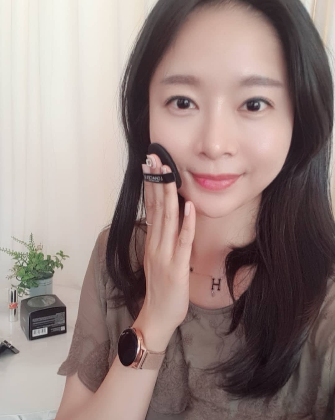 쇼니마미😊 on Instagram: “#lohacell . 미세입자로 이루어져있어 색이 선명하고 촘촘하게 밀착되서  장시간에도 무너지지않고 매끄럽게 유지됨 지복합성 피부에 태평양같은 모공을 지닌 내얼굴을 마치 태생이 고운피부마냥 커버해주고 피부진정&보호 기능이 뛰어나  예민하기까지 한…”