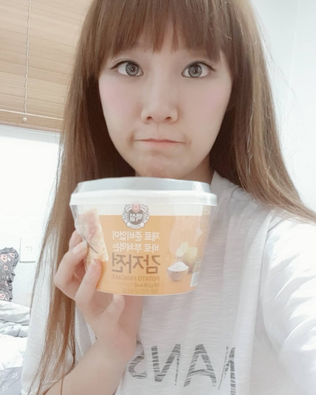 LeeMinYoung. on Instagram: “백설 컵전!! 전참시에서 유병재가 먹는거 보고 얼마나 먹고 싶었던지ㅠ 드디어 맛을 보았답니다ㅎ 평소 전을 좋아 하는데 재료준비 하기 복잡하고 물 맞추기도 어려워서 잘못해먹었는데ㅎ 요거는 엄청간편해요! 뜯고 선까지물붓고  휘휘 섞어서 그대로 부쳐주면…”