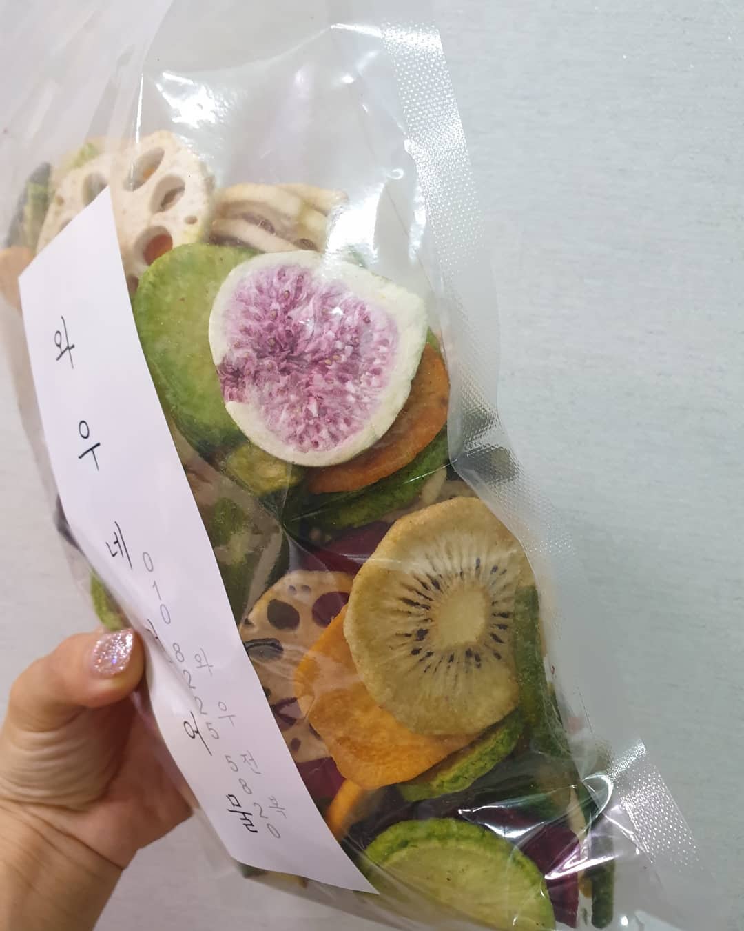 찐 on Instagram: “🥝 와우네건어물 동결건조야채칩 . 식물성오일을 사용하여 뻥튀기한 제품으로, 영양소파괴가 적고 원재료 형태를 그대로 유지시키는 저온유탕제품!! 그래서 딱 씹으면 인위적인맛이 아니라, 야채의 본연의 맛을 느낄 수 있어서 좋다. 연근, 키위, 호박 등…”