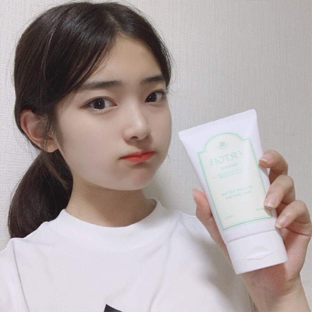 예리 on Instagram: “천사연구소 아르투아 산토리니 폼클렌저 아쿠아 앤 프레쉬🛁 영상에 보이는 것 처럼 거품이 엄청 촉촉하고 세수한 후 얼굴이 너무 산뜻하댜 무엇보다 시원하고 청량한 향과 상큼한 귤 향?? 도 나서 좋아 향 많이 신경쓰시는 분들 클렌징폼으로 딱💙…”
