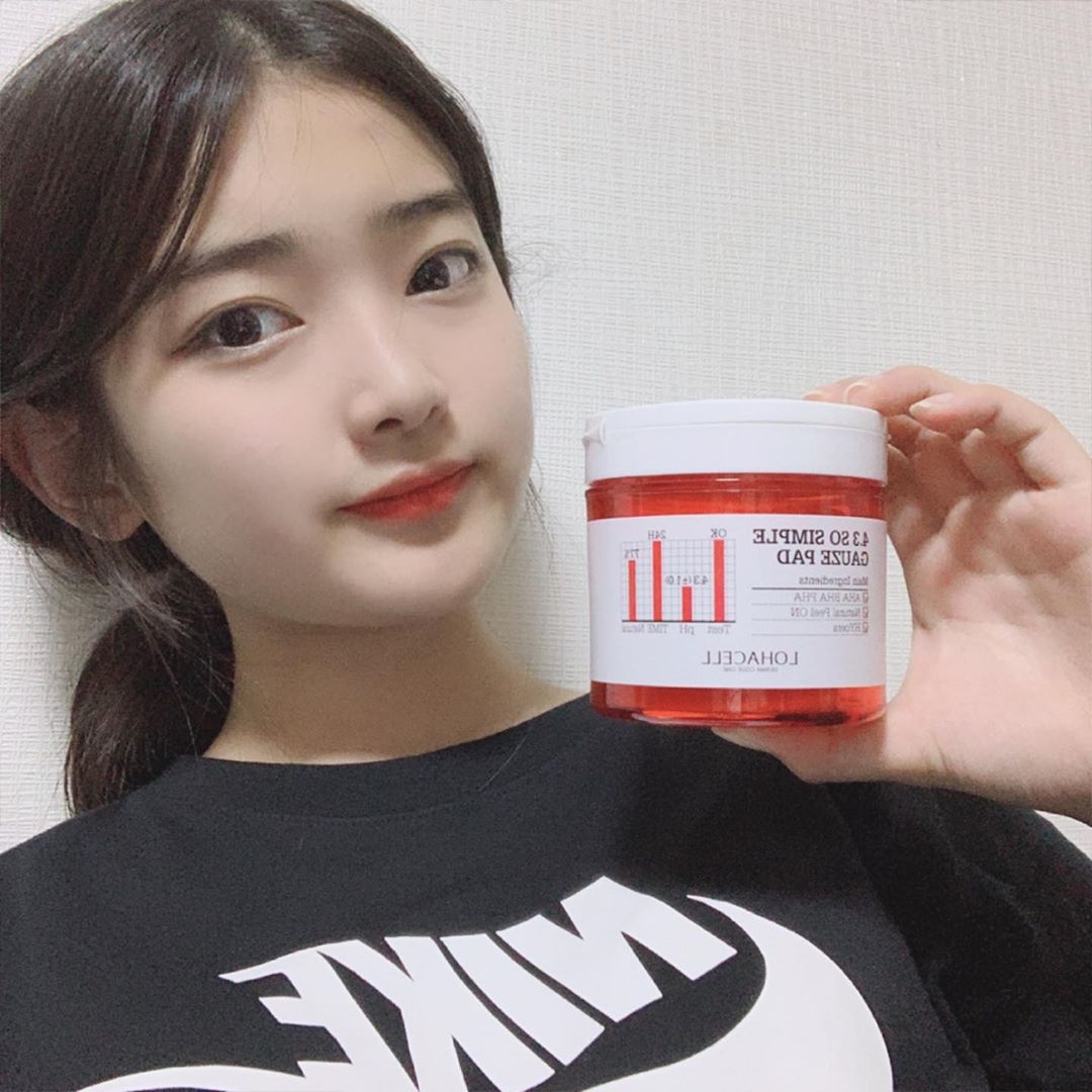 예리 on Instagram: “로하셀 4.3 쏘 심플 거즈 패드❣️ 피부 케어는 확실하지만 자극은 최소화한 패드 !! 세안 후 올라간 ph를 낮춰 산도 밸런스를 맞춰주고 2가지 엠보, 거즈 듀얼 패드로 사용가능 각질과 피지는 물론 몸에도 사용할 수 있당 매끈한 피부를 원한다면…”