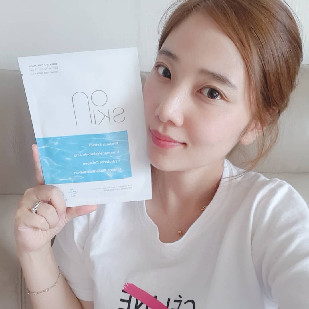 오휘 숨 후 vdl 마미애 on Instagram: “고농축으로 보습효과가 뛰어나고 미백 및 주름개선에 효과적인 #온스킨#dna마스크팩 만나봤어요💙 . 천연성분의 저자극 마스크팩이라  저처럼 붉은기가 있고 예민한 피부에 진정효과도 뛰어났어요👍 . 아침마다 잘 붓고 한번씩 트러블도 올라오는데 이 팩으로…”