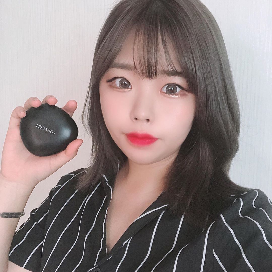 ʙᴏ ʏᴏᴏɴ on Instagram: “유분기 많고 예민한 내 피부에도  순하고 지속력도👍👍 두껍게 커버하는 느낌이 아니고  가볍게 발리면서 커버력이 짱이라  모공이나 트러블도 잘 가려주고 너무 좋다..❤️ 퍼프도 뾰족한 부분이 있어서  눈가나 코 주변 바르기도 쉽고  진짜 인생템…”