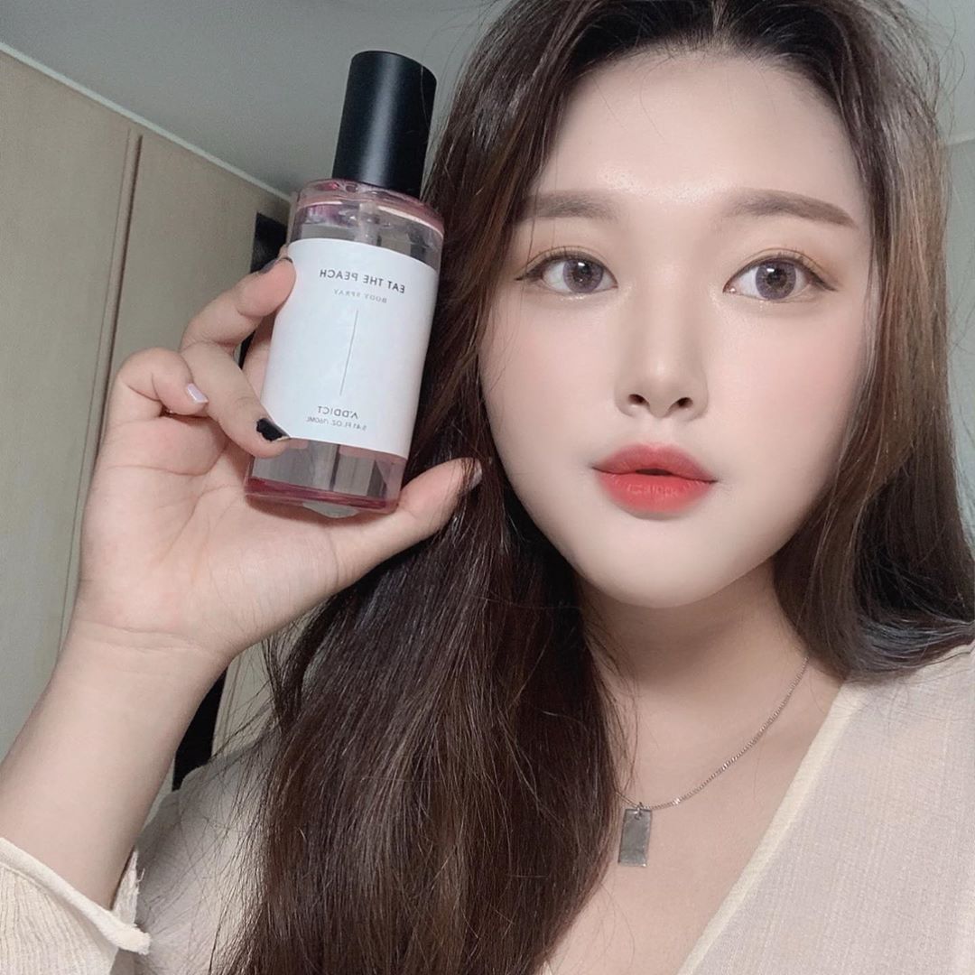 소연 on Instagram: “에이딕트 잇더 피치 바디스프레이🍑
🔥한정 판매 상품🔥
은은한 복숭아향이 나서 가볍게 향수 대용으로 쓰기 좋아요  알러지 걱정없이 민감한 피부에도 👌
#에이딕트 #잇더피치 #바디스프레이 #복숭아향 #에이딕트바디스프레이 #한정판매 #ad#협찬”
