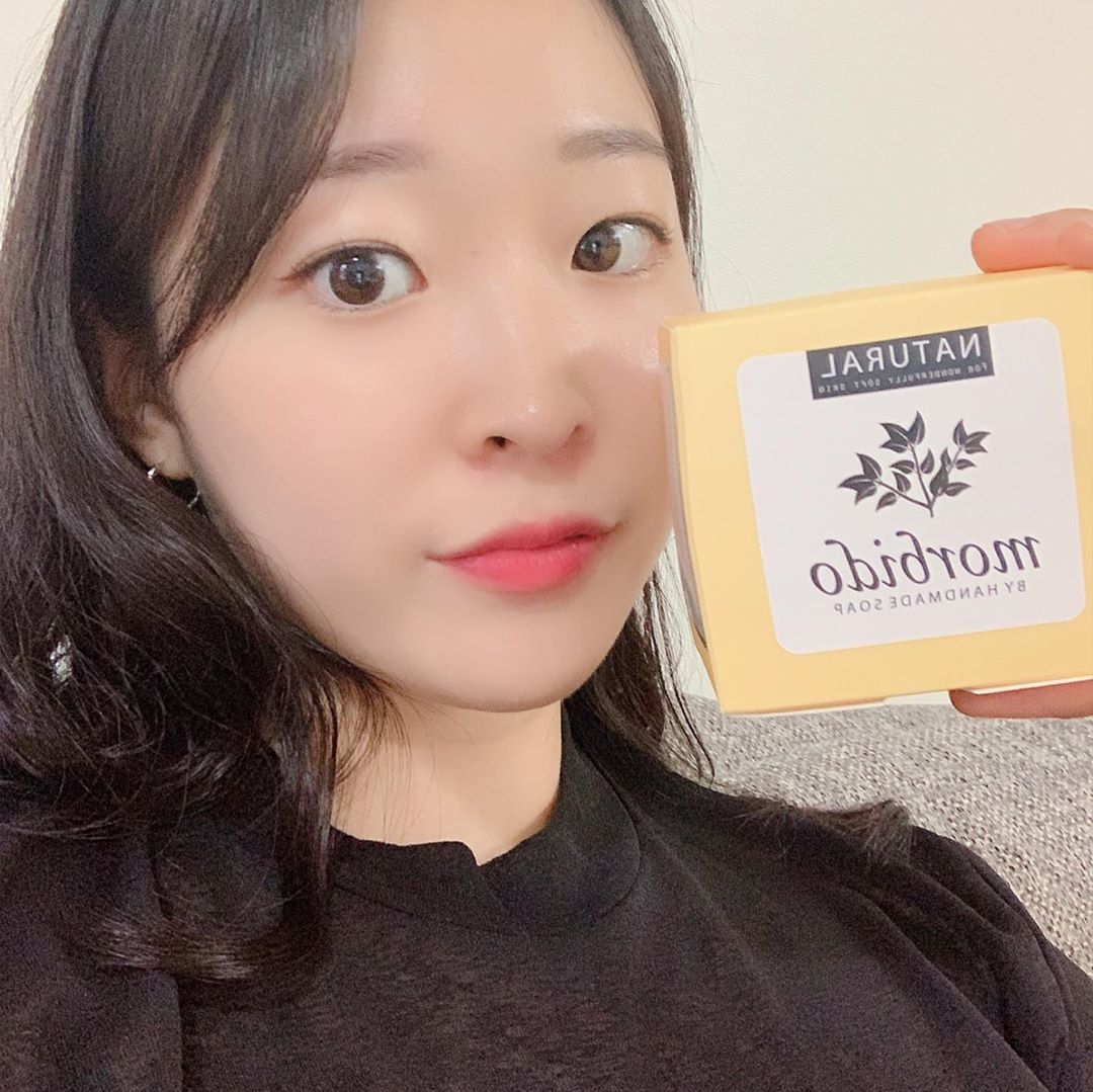 자요미🍒 on Instagram: “비누는 한번도 쓴 적이 없는데 모르비도 보습비누는 씻고 난 후 수분이 많이 날아가지않고 보들보들한 느낌이 너무 마음에 든 제품! 향도 은은해서 더 마음에 들고 몇일 썼는데 피부가 더 촉촉해지고 몇개 난 뾰루지도 가라앉았어요~ 당분간 클렌징폼 안 쓰고…”