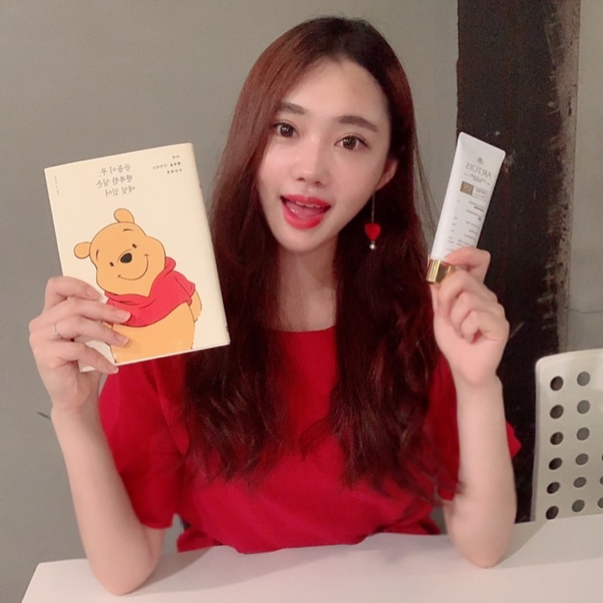 김지연 on Instagram: “울언니가 곰돌이푸🐻책을 줘따 그리고 새로운 썬젤도 겟해따 필리핀에서 넘 타서 바르는데 촉촉하고 뭉침없고 백탁현상도 없어서 수시로 밖에서 바르는중,,🌞 @mi_yo_ni  따랑해 . . . . . . . . . . .…”