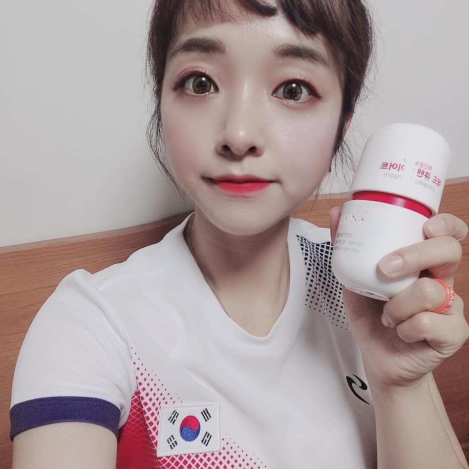 권새로이 on Instagram: “운동하면서 효과를 극대화 하기위해 먹는 미누 레드큐텐!!!! 체지방감소 뿐만아니라 유해산소를 잡고 황산화 기능을 해주는 제품😍 몸의 라인과 활력까지  모두 관리해주는 멀티 제품이란 말씀👍 하루 한번 2캡슐씩  열심히 먹어보쟈🤟  #minu #미누…”