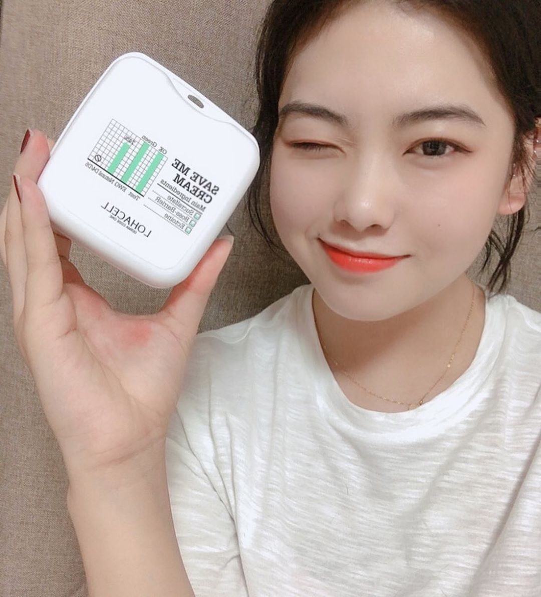 유 진 on Instagram: “'로하셀' 세이브미 크림 ❗️❗️ 민감한 피부에도 순하고 안전하게 사용가능한 보습장벽크림이다❣️ 5중 세라마이드, 수크랄페이트, EWG그린등급 제품에 어반프루프라고 외부물질로부터 피부를 보호해주는 역할을 하고 또 놀라운건 블루라이트를 차단해주는…”