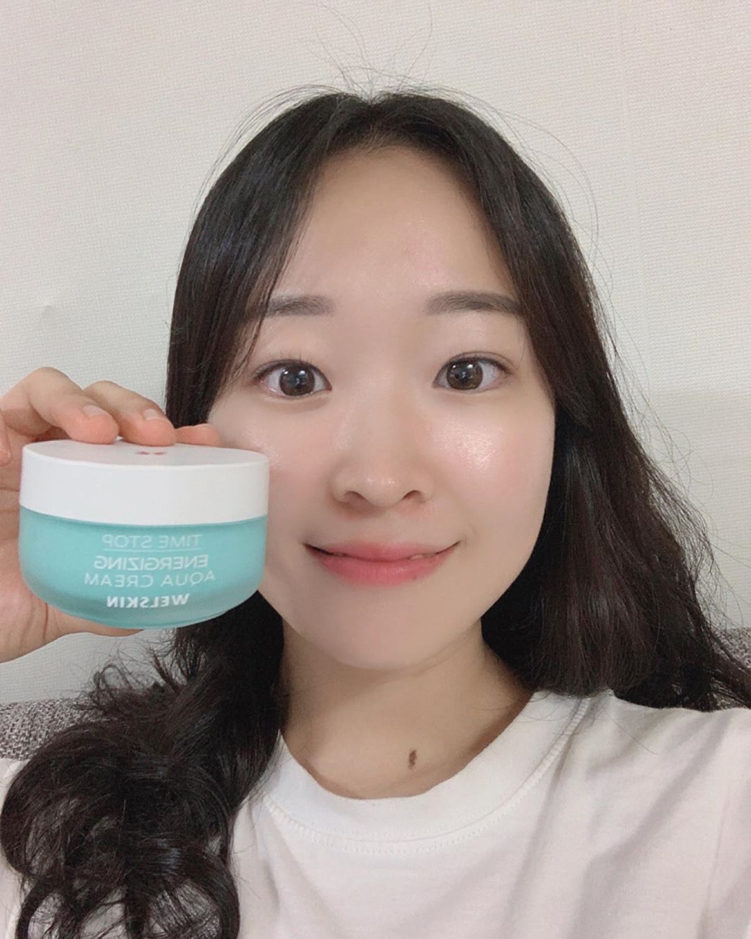 자요미🍒 on Instagram: “여름이라 재생 크림이 너무 무거워서 시원하게 쓸 수분 크림 겟💕 요즘 햇빛이 너무 따가워서 원래도 쿨링감이 있지만 냉장고에 넣어놓고 더 시원하게 사용하는데요 예민하고 자극적인 피부를 진정시키는데도 좋고 자기 전에 듬뿍 바르면 다음날 화장도 잘 먹어요…”