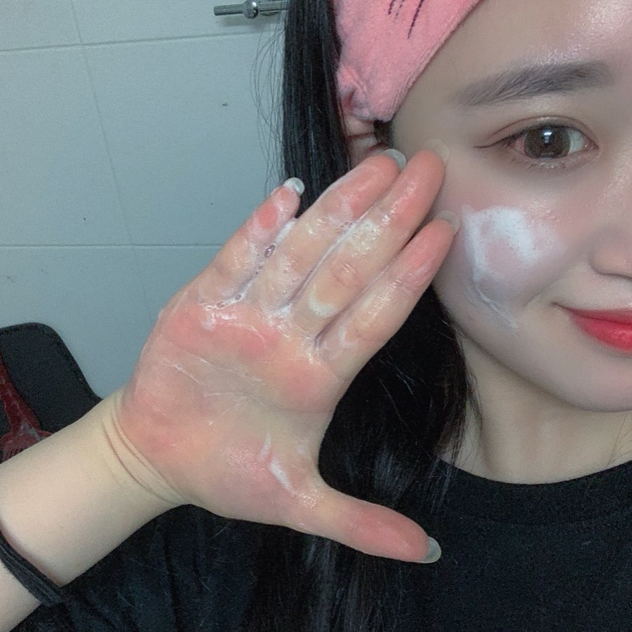이경민 (19) on Instagram: “🛁로하셀 세이브 미 크림 폼 클렌저🛁 정수 기능과 안티 더스트 기능을 가진 모링가와 피부 데미지 케어와 진정 작용을 돕는 효능성분인 수크랄페이트의 함유로 미세먼지로부터 내 피부를 지켜주는 폼클렌저 ‼️ 피부가 원래 예민해서 미세먼지가 심할 때는…”