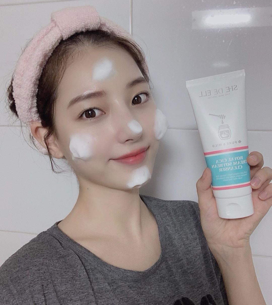 유미지 on Instagram: “피부가 예민해서 나한테 맞는 약산성 폼클 계속 못찾고있었는데 이번에 찾은것같다 ,,💙 다른 폼클들은 세수하고나서도 피지들이 눈에 보였는데 이건 피지가 안보여 ; 개조음 (ᵒ̴̶̷᷄ωᵒ̴̶̷᷅*) 넘 쫀쫀하고 거품이 풍성해서 내 수탈 ♥ ewg 올…”