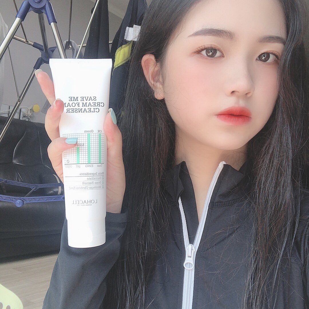 이예원 on Instagram: “✔️ 로하셀 세이브미 크림 폼 클렌저 ✔️ 정수기능, 안티 더스트 기능을 지닌 모링가 씨앗이 함유 돼 있어서 미세먼지도 필터링 해주고 물이나 오일에 녹지 않는 성분을 피부에 흡수 시켜줘서 피부 진정 작용도 있당 넘 좋 ,, - - - #로하셀…”